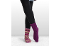 Personne portant des leggings noirs, une chaussette rayée et une chaussette violette unie.