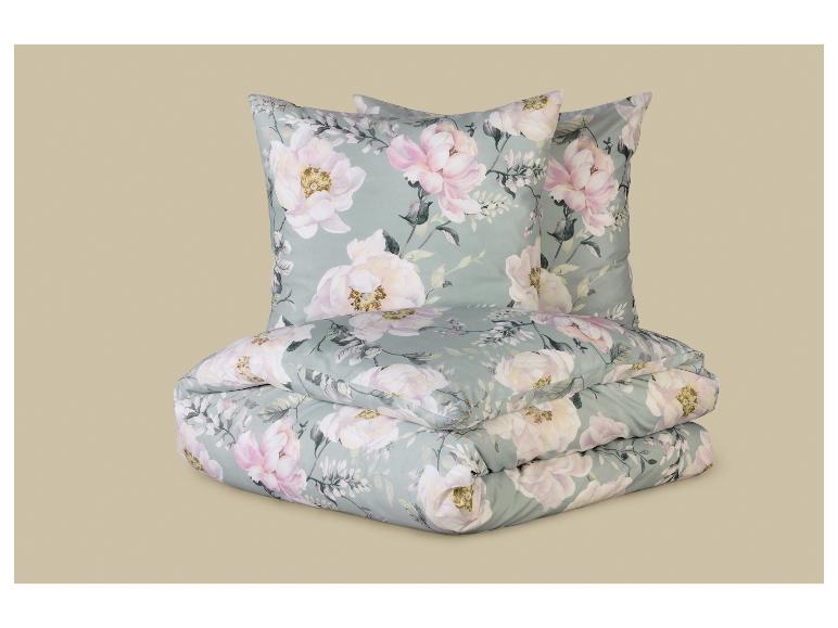 Parure de lit florale avec oreillers et couette dans des tons verts et roses.