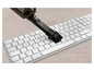 Un aspirateur à main noir nettoie un clavier blanc Apple.