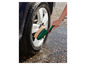 Une main lave une roue de voiture avec une brosse Kärcher.