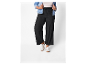 Pantalon large noir à cordon et veste en jean.