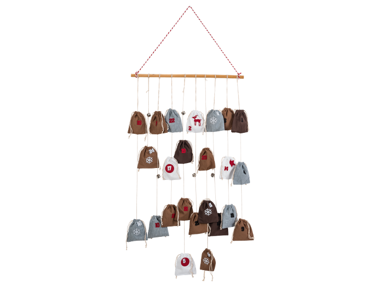 Calendrier de l'avent de Noël avec 24 sacs en tissu numérotés de différentes couleurs et motifs festifs.