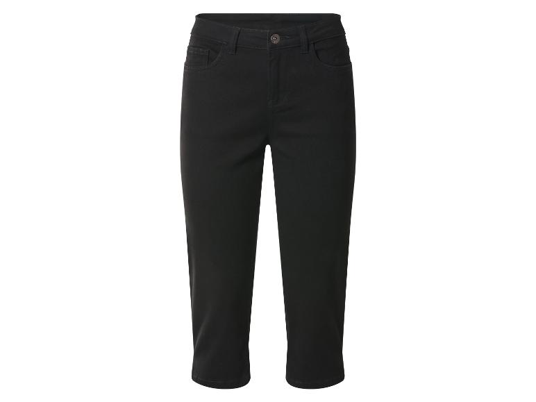 Pantalon capri noir pour femme avec poches et bouton.