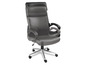 Chaise de bureau noire avec accoudoirs et roulettes.