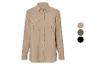 Une chemise beige clair à manches longues et boutonnée.