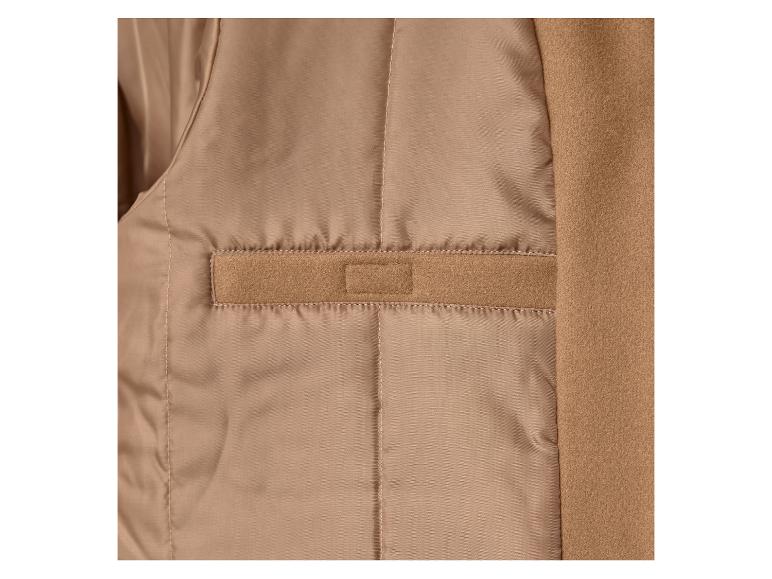 Détail d'une veste marron avec une doublure