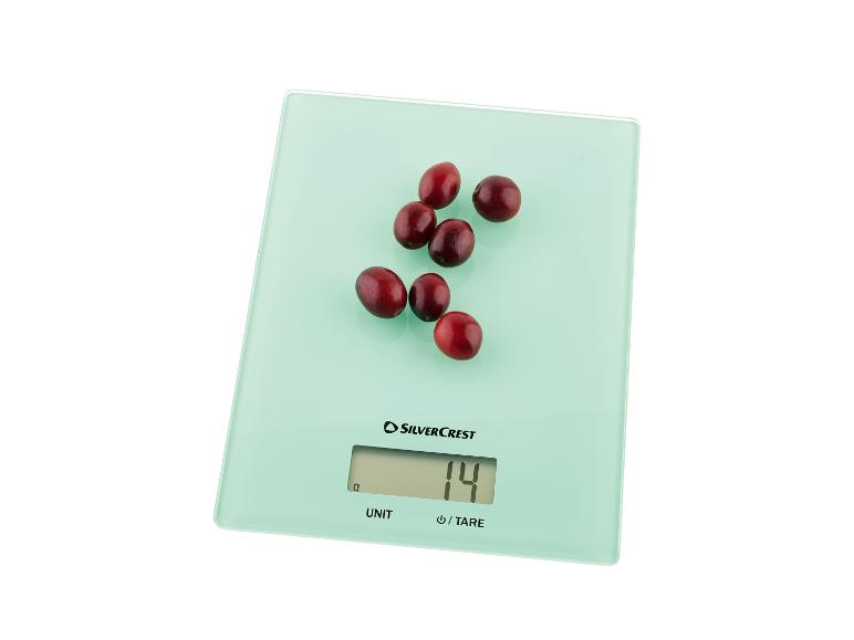 Balance de cuisine SilverCrest verte avec des canneberges.