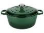 Cocotte en fonte émaillée verte avec couvercle et bouton argenté.