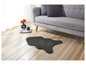 Un tapis gris dans le salon, à côté d'un canapé gris.