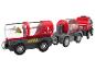 Un train en bois rouge avec un wagon-citerne pour le transport de carburant.