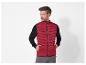 Un homme porte un gilet rouge U.S. Grand Polo.