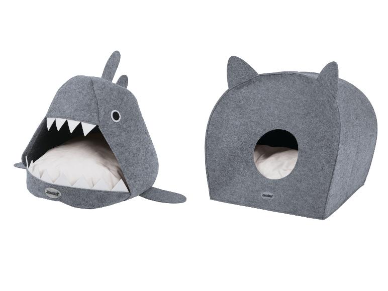 Deux lits pour animaux de compagnie en feutre gris : un en forme de requin et un en forme de chat.