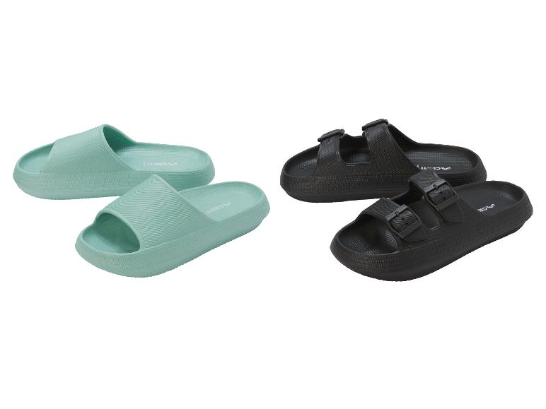 Claques vertes et sandales noires sur fond blanc.