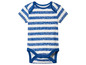 Un body blanc pour bébé avec des rayures bleues et un motif d'ondes.