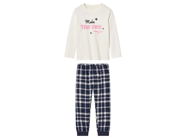 Pyjama pour enfant à manches longues, avec un t-shirt blanc imprimé 'Make your own magic' et un pantalon bleu à carreaux.