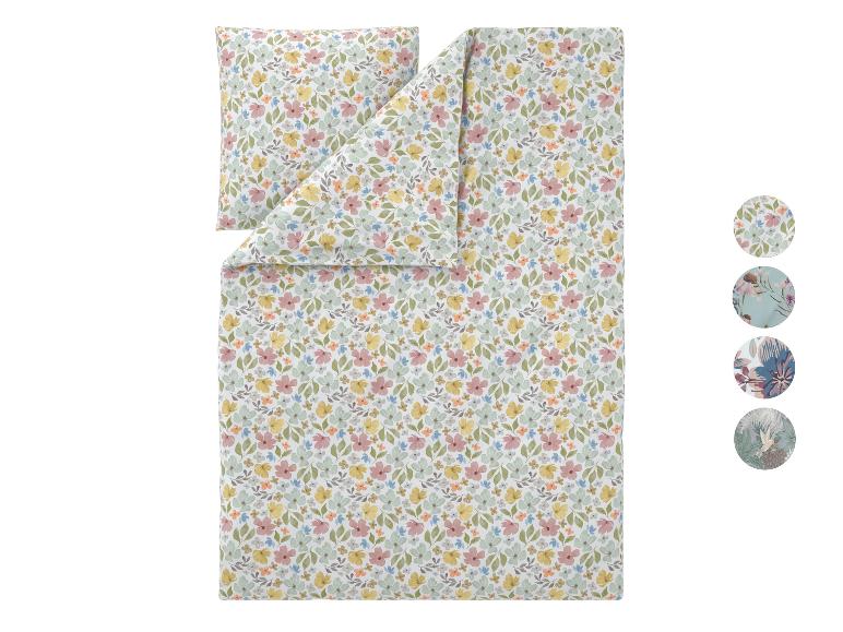 Parure de lit florale avec taie d'oreiller, motifs de fleurs et feuilles pastel.