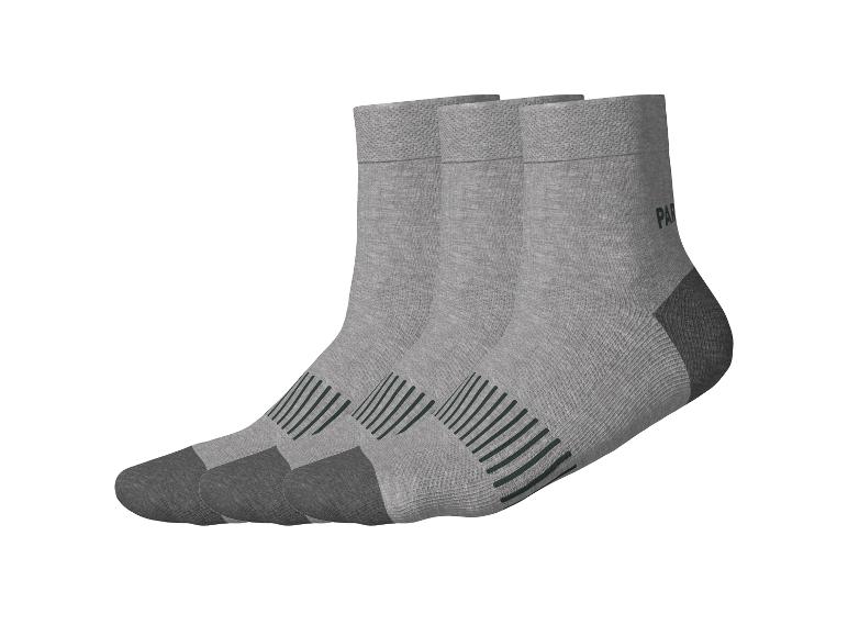 Trois paires de chaussettes grises courtes avec des pointes et talons gris foncé, et des rayures vert foncé