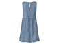 Une robe en jean bleu avec un col rond et une fermeture à boutons.