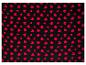 Couverture noire avec un motif de cœurs rouges.