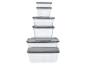 Pile de six récipients en plastique transparent avec couvercles gris, de taille croissante de haut en bas.
