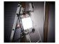 Un projecteur Parkside fixé sur une échelle.