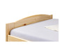 Un cadre de lit en bois avec un matelas blanc et une couverture.