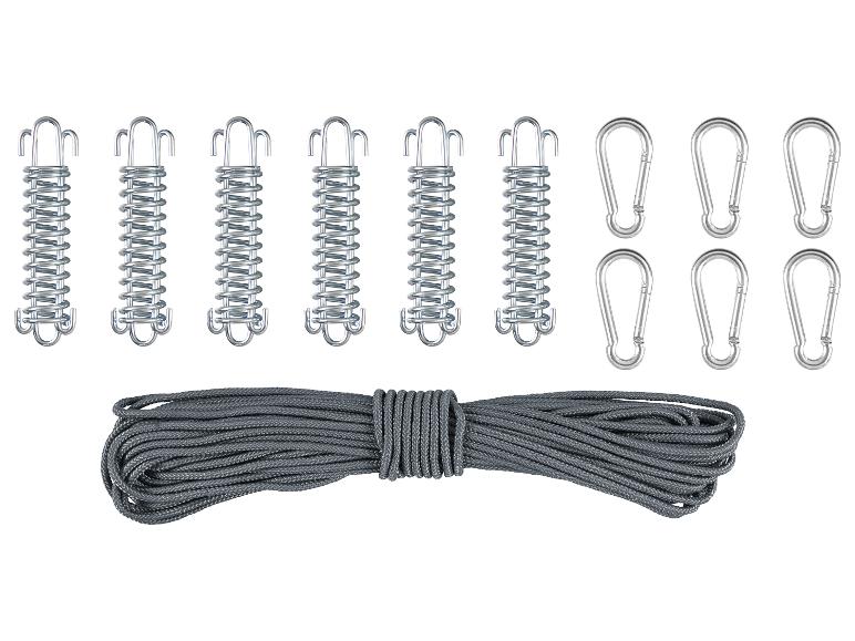 Ensemble de ressorts de tente, mousquetons et corde sur fond blanc.
