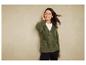 Une femme porte un cardigan en tricot vert à boutons.