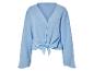 Chemise boutonnée bleu clair nouée à la taille, manches longues.