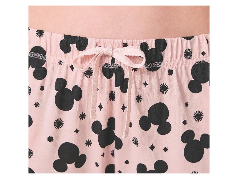 Gros plan d'un bas de pyjama rose avec des têtes de Mickey Mouse noires et des étoiles