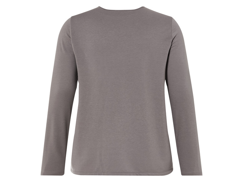 Un t-shirt gris à manches longues.