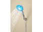 Pommeau de douche lumineux avec jet d'eau sur un mur beige.