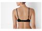 Un soutien-gorge noir sans couture avec des bretelles fines.