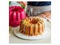 Un gâteau bundt glacé avec des pistaches et du zeste de citron.