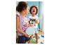 Enfants jouant avec tambourin et ukulélé ; vêtements à motifs enfantins.
