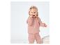Ensemble bébé rose en tissu mousseline: haut et pantalon.