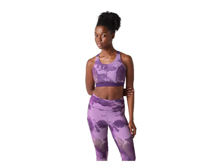 Femme en brassière de sport et leggings à motif abstrait violet.