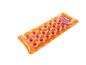Matelas pneumatique orange et rose pour la piscine.