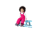Jeune enfant souriant en combinaison de ski rose et bottes d'hiver, assis sur une luge bleue.