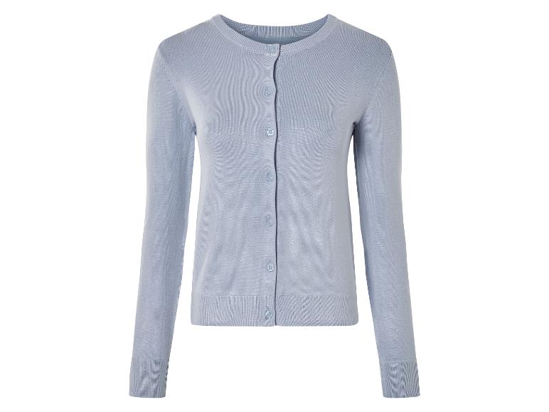 Un cardigan en tricot bleu clair.