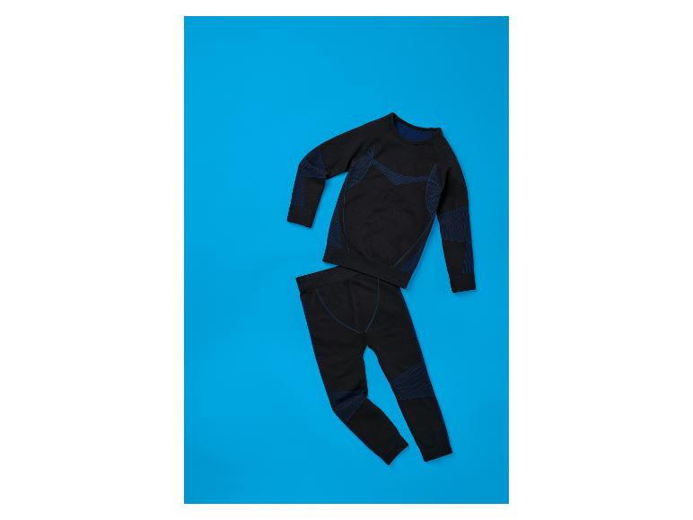 Ensemble de sous-vêtements thermiques noirs sur fond bleu.