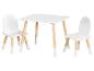 Table et deux chaises blanches pour enfants avec pieds en bois clair