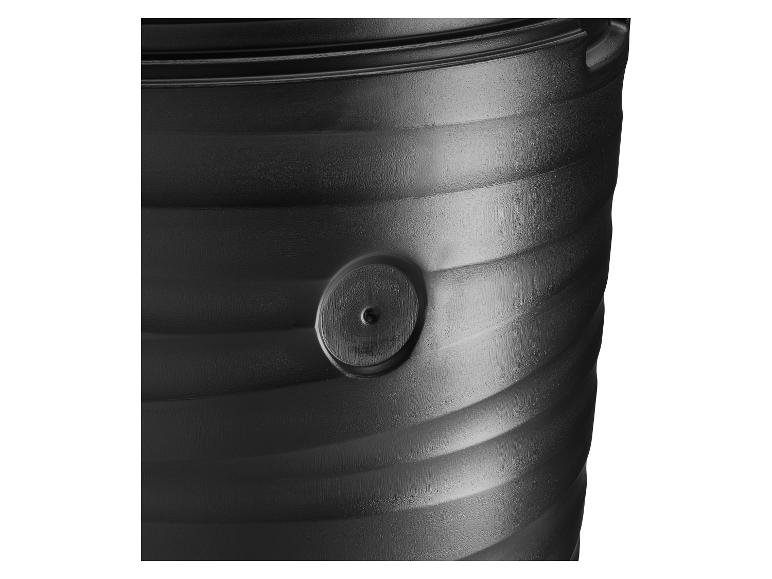 Gros plan d'un baril en plastique noir avec une surface texturée et un bouchon circulaire.