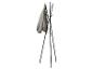 Porte-manteau noir avec un sweat-shirt gris