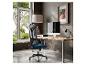 Bureau à domicile moderne avec chaise ergonomique en maille, bureau en bois, ordinateur et vue sur la fenêtre.
