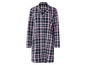 Une longue chemise de nuit à carreaux avec des manches longues.