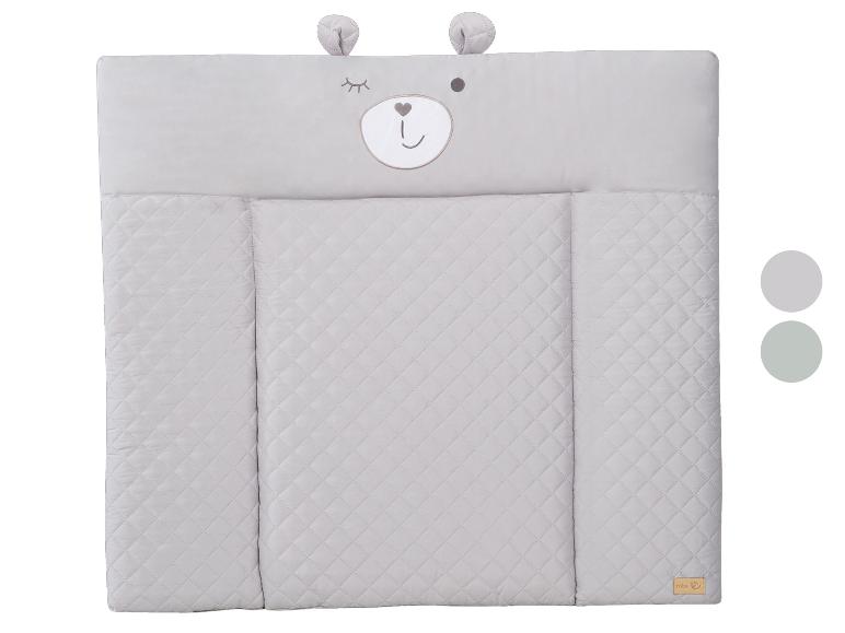 Matelas à langer gris avec un visage d'ours et un motif matelassé.