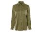 Une chemise en satin vert foncé à manches longues.