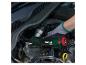 Un tournevis Parkside X12V Team est utilisé pour travailler sur une voiture.