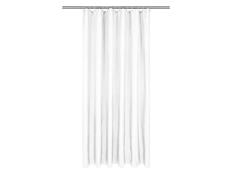 Un rideau de douche blanc suspendu à une barre en métal.
